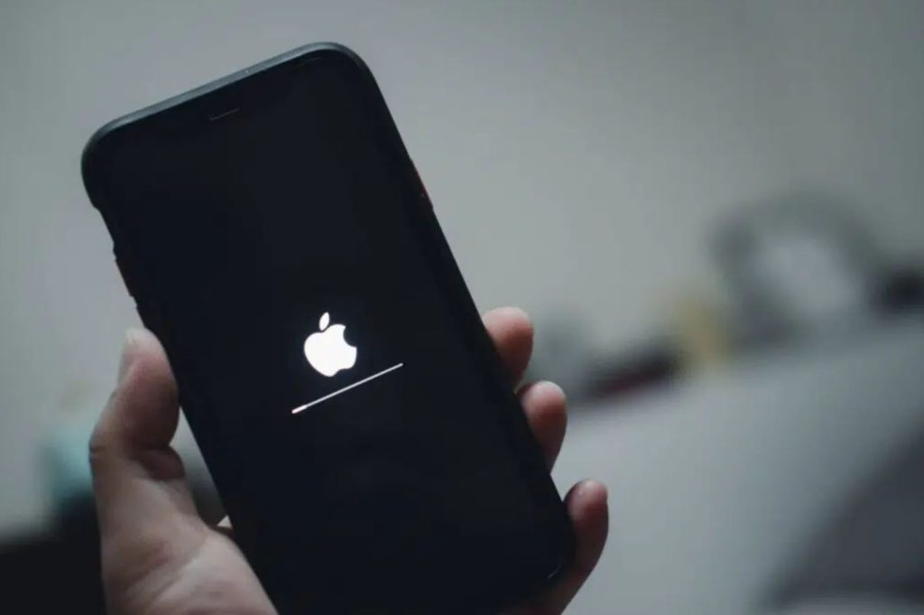 iPhone перезагружается