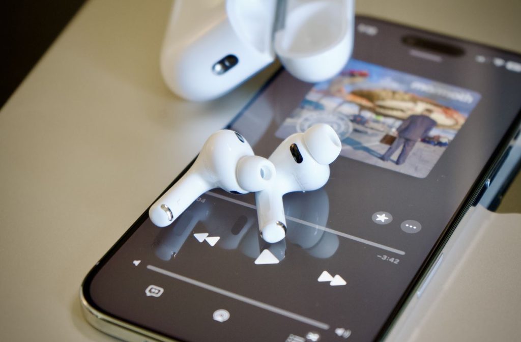 Сравнение AirPods Pro 3 и AirPods 4