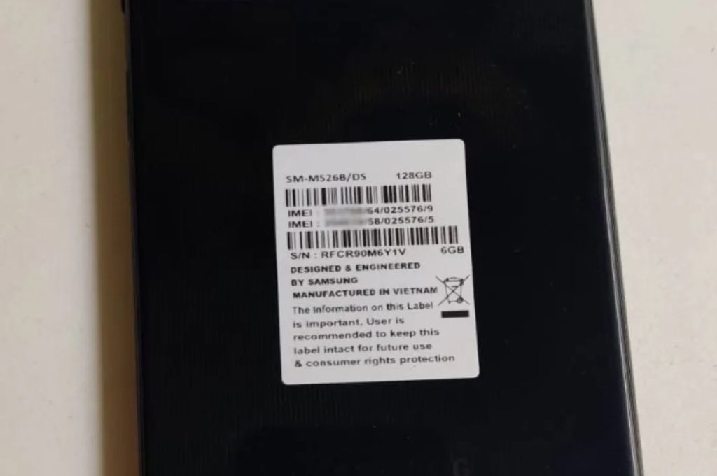 наклейка сзади телефона