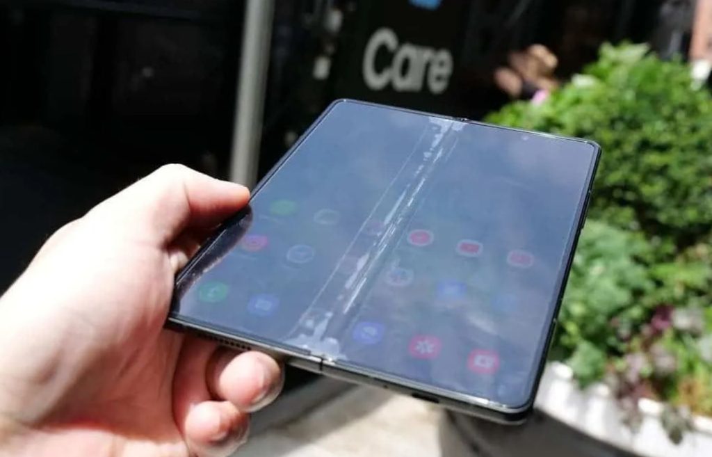 Плёнка на экране нового смартфона