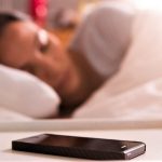 спать с телефоном под подушкой