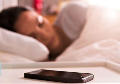 спать с телефоном под подушкой