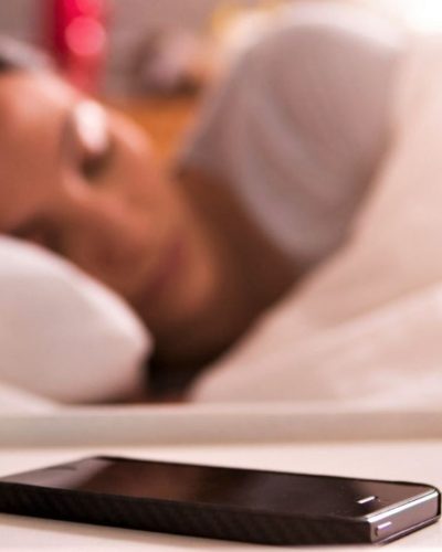 спать с телефоном под подушкой