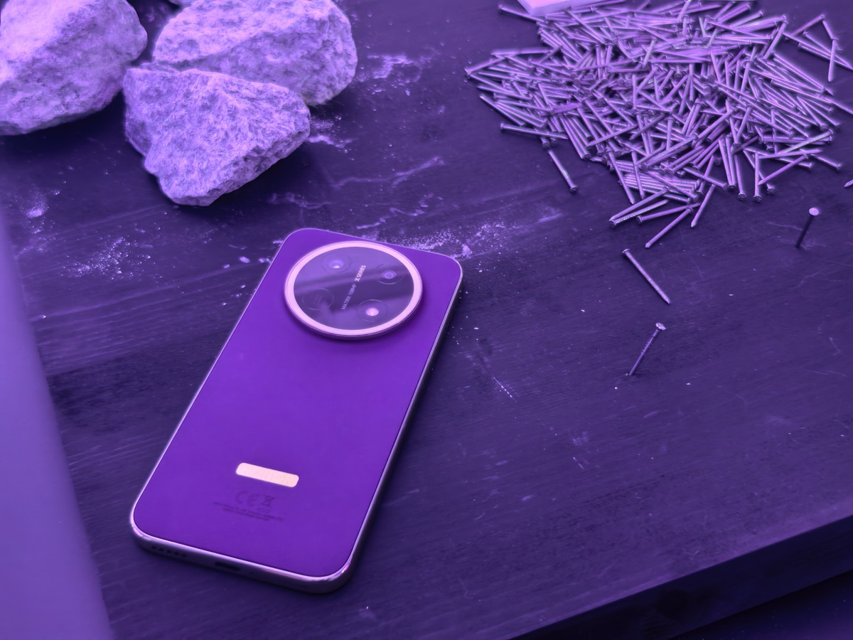 HONOR X9e Pro на камнях рядом с гвоздями