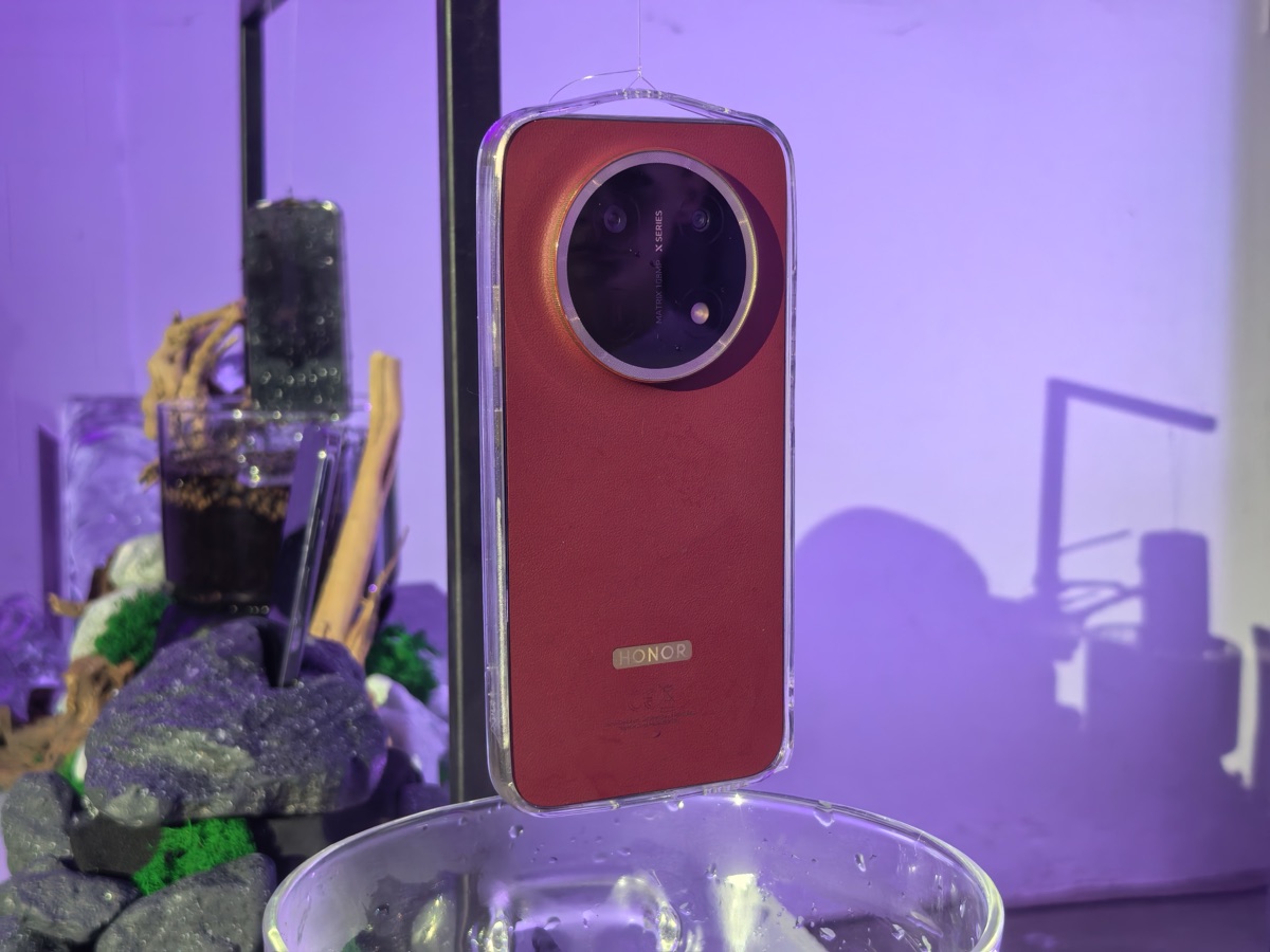 HONOR X9e Pro в терракотовом цвете над водой