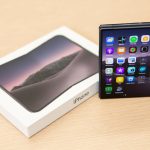 Складной iPhone Duo рядом с коробкой на светлом деревянном столе
