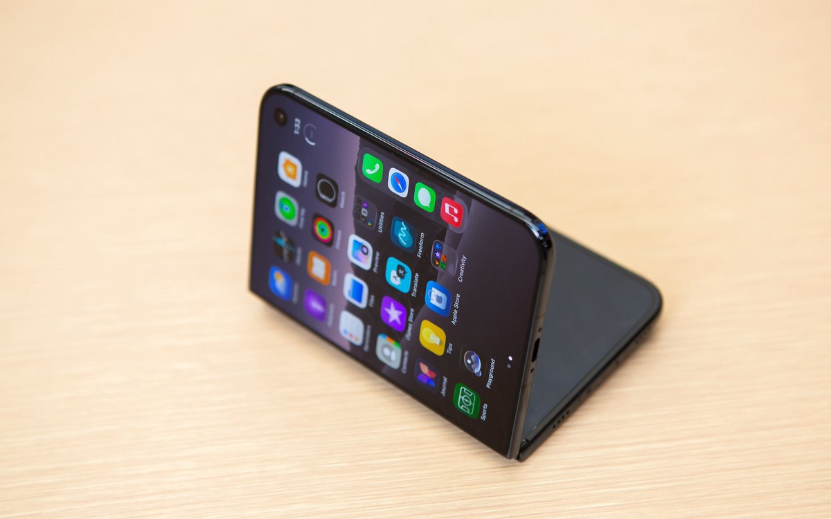 Полусложенный iPhone Duo стоит домиком на столе